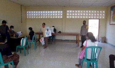 Pembagian-Bansos-Dari-Bulog,-Bhabinkamtibmas-Desa-Kolisia-Lakukan-Pengamanan