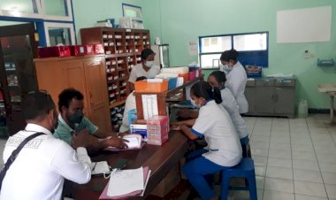 Sambangi-Sejumlah-Apotek,-Satresnarkoba-Polres-Sikka-Cek-Ketersediaan-Obat-Obatan