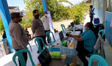 Kapolres-Tinjau-Pelaksanaan-Vaksinasi-Di-IKIP-Muhammadiyah-Maumere