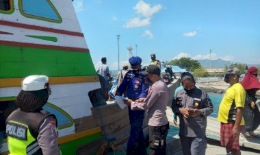 PPKM-Level-IV,-Polres-Sikka-bersama-Polairud-Polda-NTT-Laksanakan-Pengamanan--Aktivitas-Pelabuhan-Lorens-Say-Maumere