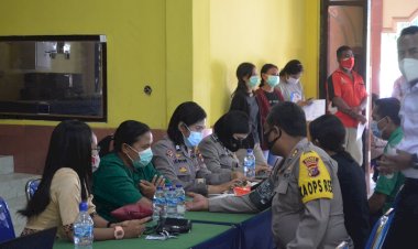 Sambut-Hari-Jadi-Polwan-ke-73,-Polwan-Polres-Sikka-Terlibat-Langsung-Dalam-Vaksinasi-Massal-Di-Gerai-Vaksin-TNI-Polri-Polres-Sikka
