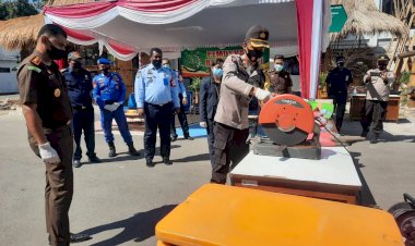 Wakapolres-Sikka-Hadiri-Pemusnahan-Barang-Bukti-di-Kantor-Kejaksaan-Negeri