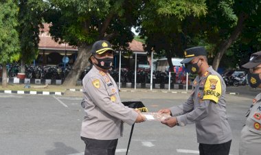 Berdedikasi,-Loyal,-dan-Berprestasi,-Keempat-Personil-Polres-Sikka-Terima-Penghargaan