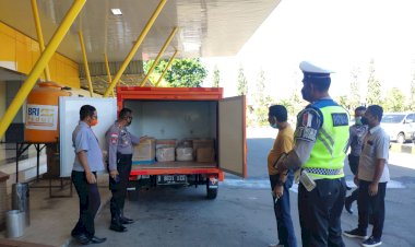 Kasat-Sabhara-pimpin-pengawalan-vaksin-dari-bandara-menuju-gudang-farmasi