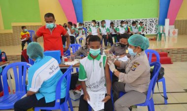Vaksin-Goes-To-School,-Polres-Sikka-laksanakan-vaksinasi-di-SMPK-Frater-dan-SMAN-1-Maumere