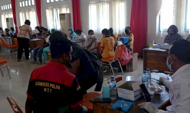 1.100-Vaksin-Dosis-II-diberikan-kepada-masyarakat-dalam-Vaksinasi-Merdeka-di-UNIPA