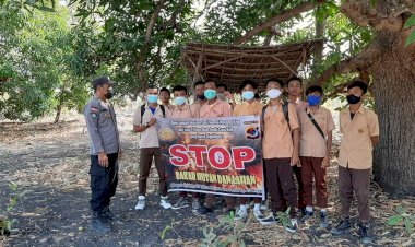 Cegah-Karhutla,-Anggota-Bhabinkamtibmas-Desa-Pamana-Aiptu-Abdul-Hamid-Ramli-Sosialisasi-Larangan-Karhutla-Kepada-Pelajar-dan-Masyarakat-Menggunakan-Sepanduk