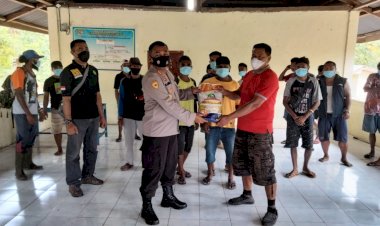 Kapolres-Sikka-Membagikan-Bansos-Kepada-Masyarakat-Desa-Persiapan-Egon-Buluk,-Kec.-Waigete,-Kab.-Sikka-dalam-Kegiatan-Deklarasi-OPS-Bina-Karuna-Ranaka-2021