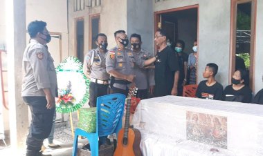 Kapolsek-Kewapante-bersama-Anggota-hadiri-Pemakaman-Korban-Pembunuhan.