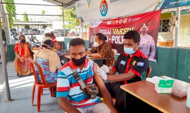 Hari-Listrik-Nasional-ke-76,-PLN-Maumere-gandeng-Polres-Sikka-berikan-vaksin-untuk-masyarakat