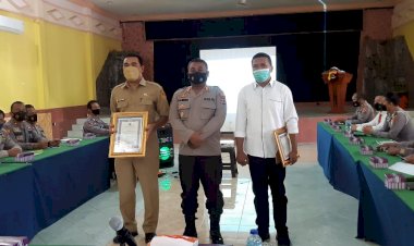 Kapolres-Sikka-Berikan-Penghargaan--Kepada-Kepala-UPT-KPH-Dan-Pengelola-Program-Vaksin-Kabupaten-Sikka