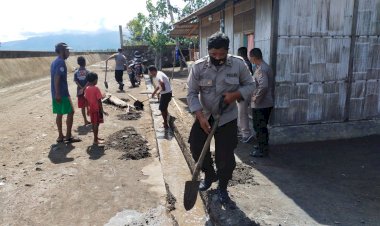 Personil--Polsek-Alok-Bersihkan-Sisa-Banjir-bersama-Masyarakat-Akibat-Hujan-Selama-2-Hari