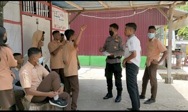 Personil-Sat-Binmas-Polres-Sikka-Gunakan-Mobil-Siaga--Jemput-Warga-Terima-Vaksin