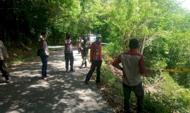 Sambang-Desa,-Personil-Satuan-Binmas-Polres-Sikka-Meninjau-Bencana-Tanah-Longsor
