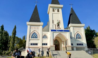 Polres-Sikka-Gelar-Kerja-Bakti-Di-Gereja,-Jelang-Perayaan-Hari-Natal-2021-Dan-Tahun-Baru-2022