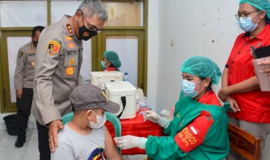 Tinjau-Pelaksanaan-Vaksinasi-Merdeka-Anak,-Kapolda-NTT-:-Target-yang-Harus-Dicapai-dengan-Jumlah-Anak-yang-Ada-di-Wilayah-Nusa-Tenggara-Timur-kurang-lebih-607.189