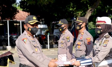 9- Personil-Polres-Sikka-yang-berprestasi-mendapatkan-Reward-dari-Kapolres