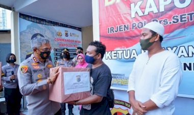 Kunjungi-Labuan-Bajo,-Kapolda-NTT-Berikan-Bantuan-Soasial-Kepada-Warga-Masayarakat-Terdampak-Covid-19