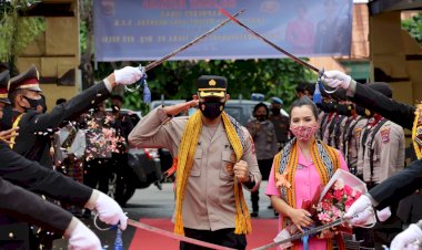 TRADISI-PEDANG-PORA-SAMBUT-KAPOLRES-BARU-AKBP-NELSON-FILIPE-DIAS-QUINTAS,-S.I.K.-DAN-KETUA-BHAYANGKARI-CABANG-SIKKA-NY.-Drg.-AYU-NELSON-DI-MAPOLRES-SIKKA