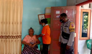 Bhabinkamtibmas-Polsek-Lela-dampingi-nakes-laksanakan-vaksinasi-secara-