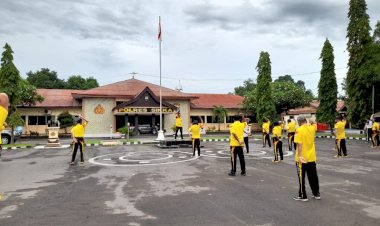 Jumat-Sehat,-Personil-Polres-Sikka-laksanakan-olahraga-bersama