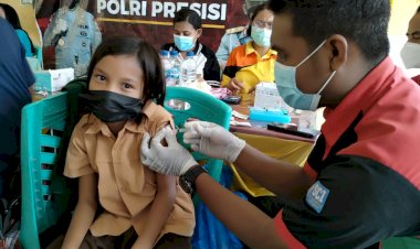 Kembali-Tim-Gerai-Vaksin-Presisi-Berikan-Vaksin-Anak-Kepada-Murid-SDN-Contoh-Maumere