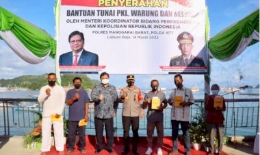 Kapolda-NTT-Bersama-Menko-Perekonomian-RI-Serahkan-Bantuan-Tunai-PKLWN-Tahun-2022-di-Labuan-Bajo