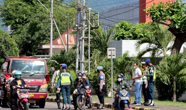 Personil-Gabungan-Operasi-Aman-Nusa-II-Bagikan-Masker-dan-Edukasi-Prokes-Kepada-Pengguna-Jalan
