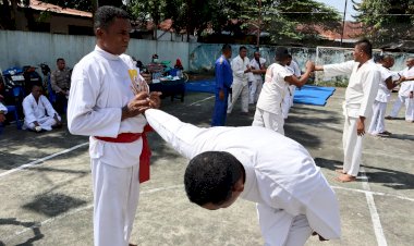 38-Personil-Polri-Laksanakan-Ujian-Bela-Diri-Untuk-Kenaikan-Pangkat-di-Polres-Sikka