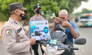 Tim-Ops-Aman-Nusa-II-Polres-Sikka-Laksanakan-Pendisiplinan-Prokes-di-Pasar-Alok