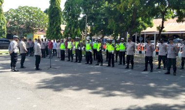Kabid-Humas-Polda-NTT-Beri-Pencerahan-Personil-Polres-Sikka-di-Apel-Siang.