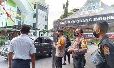 Perayaan-Misa-Kamis-Putih,-Kapolres-Sikka-Langsung-Mengecek-Personil-Yang-PAM-di-Gereja