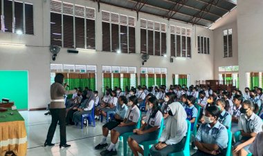 Police-Goes-to-School,-Sat-Lantas-Polres-Sikka-Laksanakan-Sosialisasi-di-SMAN-2-Maumere