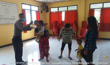 Cegah-Stunting,-Bripka-Ridwan-Dampingi-Kader-Posyandu-Kelurahan-Waioti-lakukan-kegiatan--Pengawasan-dan-Pemberian-Makanan-kepada-Bayi-Stunting