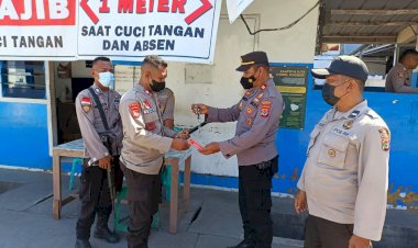 Sat-Binmas-Polres-Sikka-Bagikan-Tongkat-T-dan-Borgol-Kepada-Para-Satpam