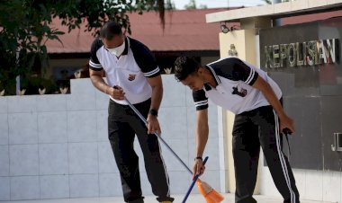 Kapolres-Sikka-Pimpin-Langsung-Personilnya-Laksanakan-Kerja-Bakti-Bersihkan-Mako