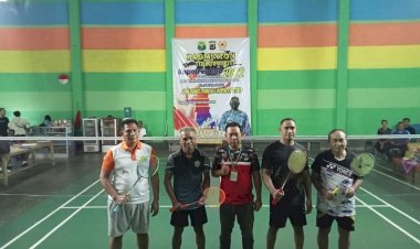 Kapolres-Sikka-Turut-Bertanding-Dalam-Turnamen-Bulu-Tangkis-Sambut-Hari-Bhayangkara-ke-76