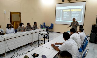 Karorena-Polda-NTT-Lakukan-Evaluasi-Kinerja-Pelayanan-Publik-di-Polres-Sikka.