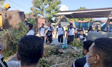 Jaga-Kebersihan,-Kapolres-Sikka-Ajak-Personelnya-Laksanakan-Kurve-di-Sekitar-Mako-Polres-Sikka.