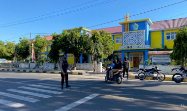 Ciptakan-Lalu-Lintas-Lancar-Dan-Kamtibmas-Yang-Aman,-Sat-Samapta-Polres-Sikka-Laksanakan-Patroli-Dan-Pengaturan-Strong-Point