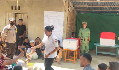 Anggota-Polsek-Paga-Amankan-Pemilihan-BPD-Desa-Renggarasi,-Kec.-Tana-Wawo,-Kab.-Sikka.