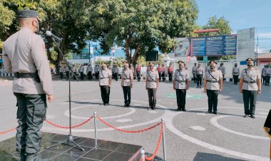 Kapolres-Sikka-Pimpin-Upacara-Serah-Terima-Jabatan-Wakapolres-Sikka,-Kabag-Ops-Dan-Kasat-Intelkam.