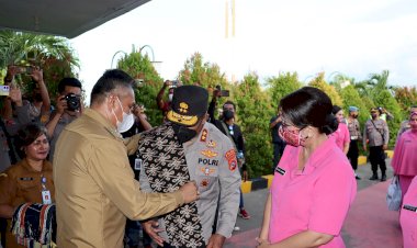 Tiba-di-Maumere,-Kapolda-NTT-disambut-dengan-Tarian-dan-Sapaan-Adat,-serta-Forkopimda-Kab.-Sikka