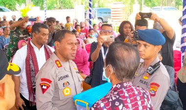 Kapolda-NTT-dan-Ibu-Ketua-Bhayangkari-Daerah-NTT-Memberikan-Bansos-di-Polsek-Nelle