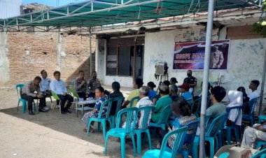 Waka-Polres-Sikka-Ngopi-Panas-Bersama-Masyarakat-Seputaran-Kota-Maumere