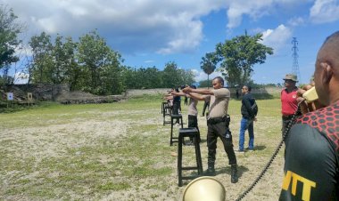 Tingkatkan-Kemampuan,-Personil-Polres-Sikka-Laksanakan-Latihan-Menembak