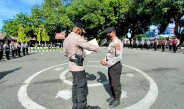Kapolres-Sikka-Berikan-Reword-Kepada-Anggota-Yang-Berkelakuan-Baik