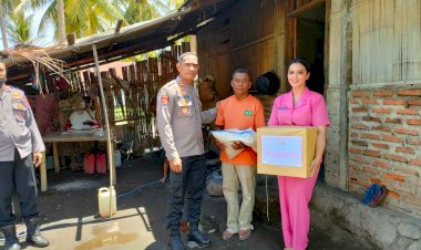 Kapolres-Sikka-Bersama-Ketua-Bhayangkari-Cabang-Sikka-Beri-Bansos-Ke-Warga-Kurang-Mampu