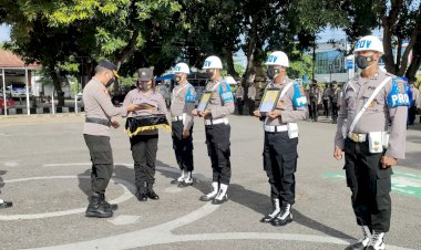Wakapolres-Pimpin-Upacara-PTDH-2-Personil-Polres-Sikka