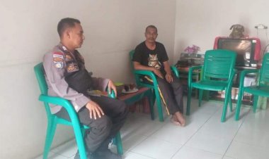 Bhabinkamtibmas-Desa-Kajowair-Jenguk-Babinsa-Desa-Kajowair-Yang-Sakit.